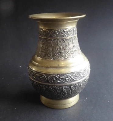 Vase Amkhora antique en bronze népalais avec motifs bouddhistes h 14cm - Photo 1/4