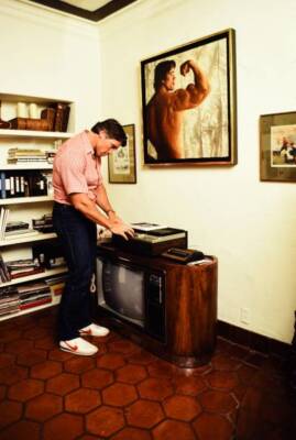 Arnold Schwarzenegger whos film Conan the Barbarian is about to be - Old Photo 3