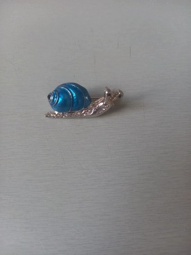 Broche escargot en calcédoine, perle, rubis et diamant en or En vente