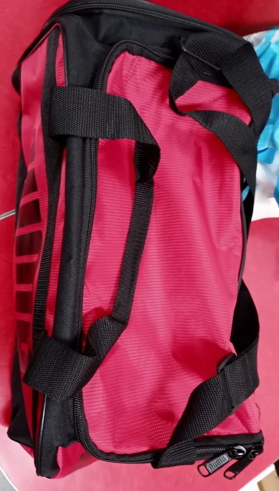 Bolso Deportivo PUMA, Rojo/Negro, Con Correa para el Hombro, 18" de Largo, Excelente Estado Foto 2 de 4