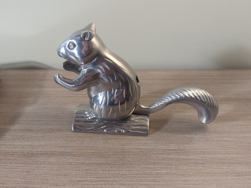 NUTTY SQUIRREL ON LOG NUTCRACKER CAST ALUMINUM SQUIRREL NUTCRACKER - Picture 3 of 5