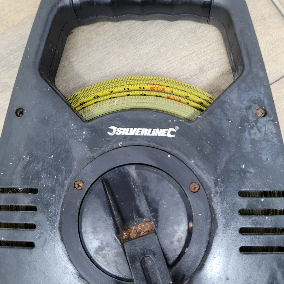 Silverline Black And Yellow Fibreglass Tape Measure 330FT With Handle - Image 2 of 4