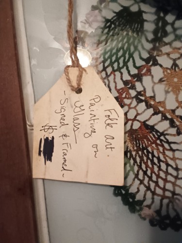 Volkskunst Gemälde von Rosen und einem Spitzendeckchen auf Glasfenster gerahmt, signiert. - Bild 7 von 16