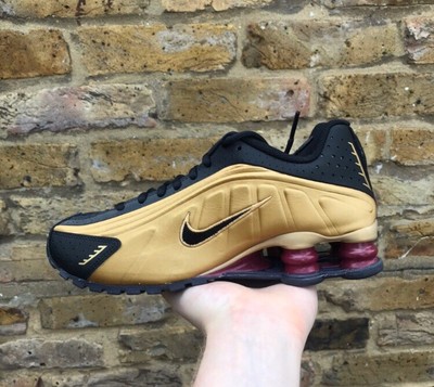 Scarpe NIKE - Shox R4 (GS) BQ4000 001 Black/Black/Black/White - Unisex |  escarpe.it