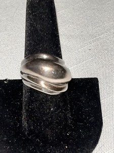 Vintage Sterling Silver Ribbed Dome Ring. Size 7.5