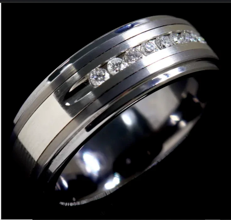 Anillo de banda Estate Triton de carburo de tungsteno y acero inoxidable con conjunto de canales de diamantes Foto 4 de 4