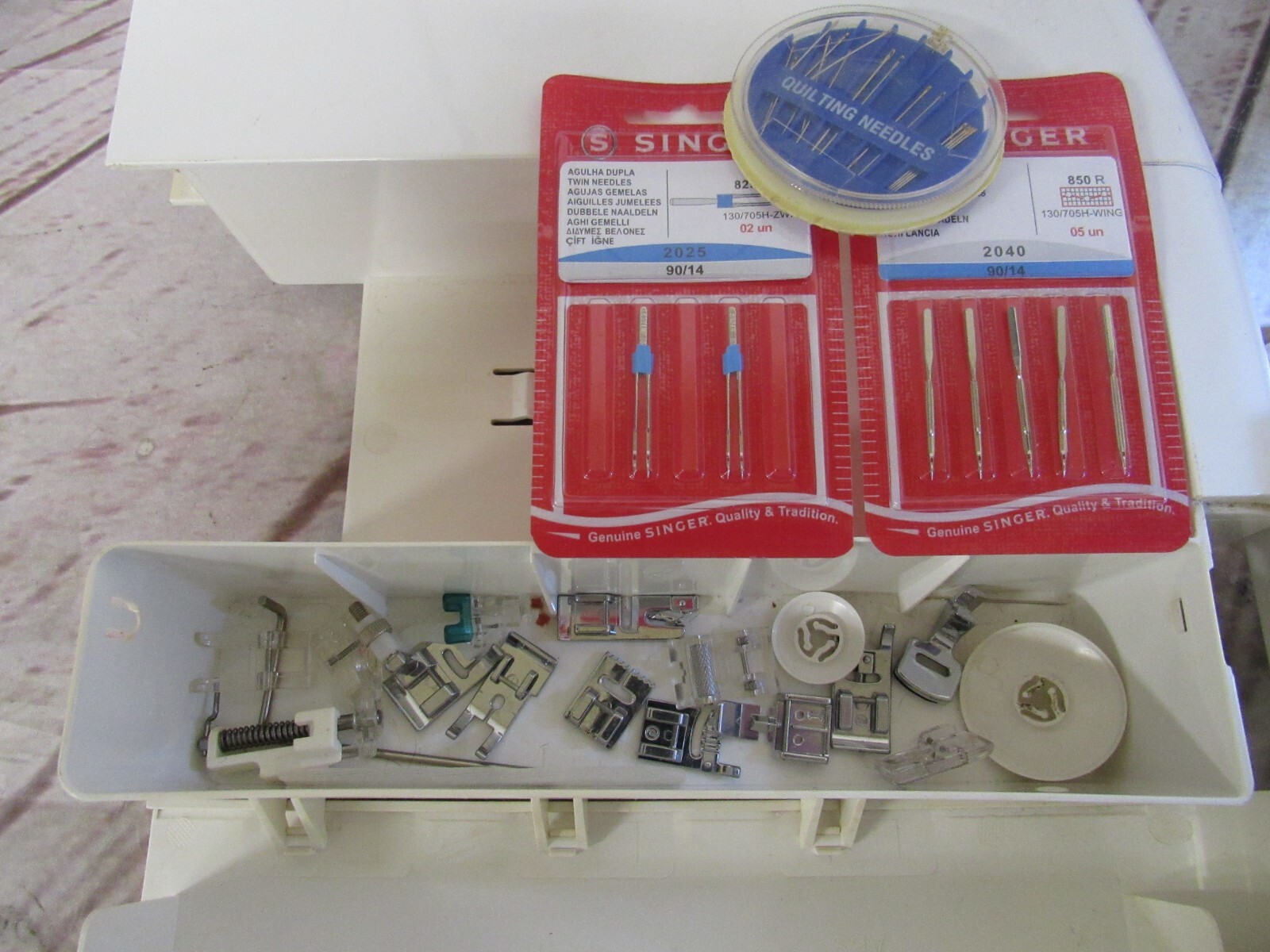 SINGER SEQS6000.CL Futura Quartet Sewing and Embroidery Machine