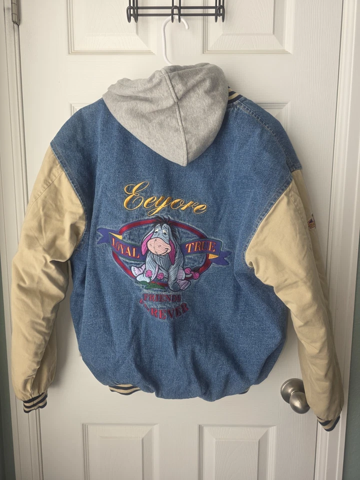 Chaqueta Universitaria Bombardero Con Capucha Denim Eeyore Bordada De Colección Disney Store Talla Pequeña Foto 2 de 4