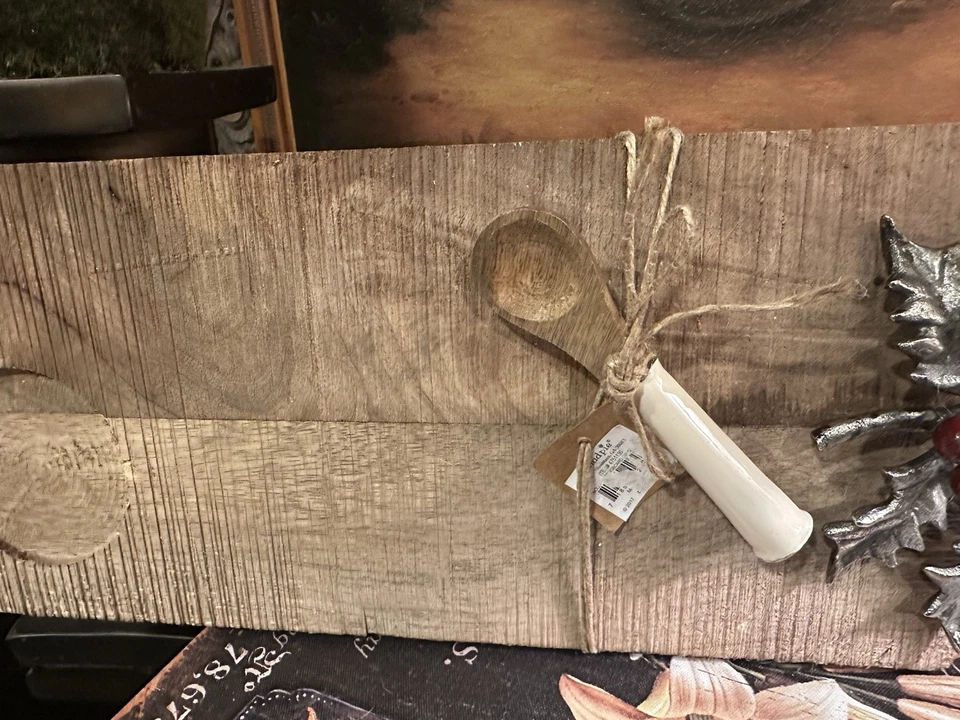 NUEVO/NUEVO CON ETIQUETAS-Mud Pie-Holly/Berries Tabla de cortar-Plata/Rojo-Áspero/Madera rústica/Cuchara- Foto 3 de 4