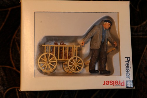 LGB, Piko Gartenbahn Preiser 45109 Bauer Handwagen ziehend | Condition: Gebraucht