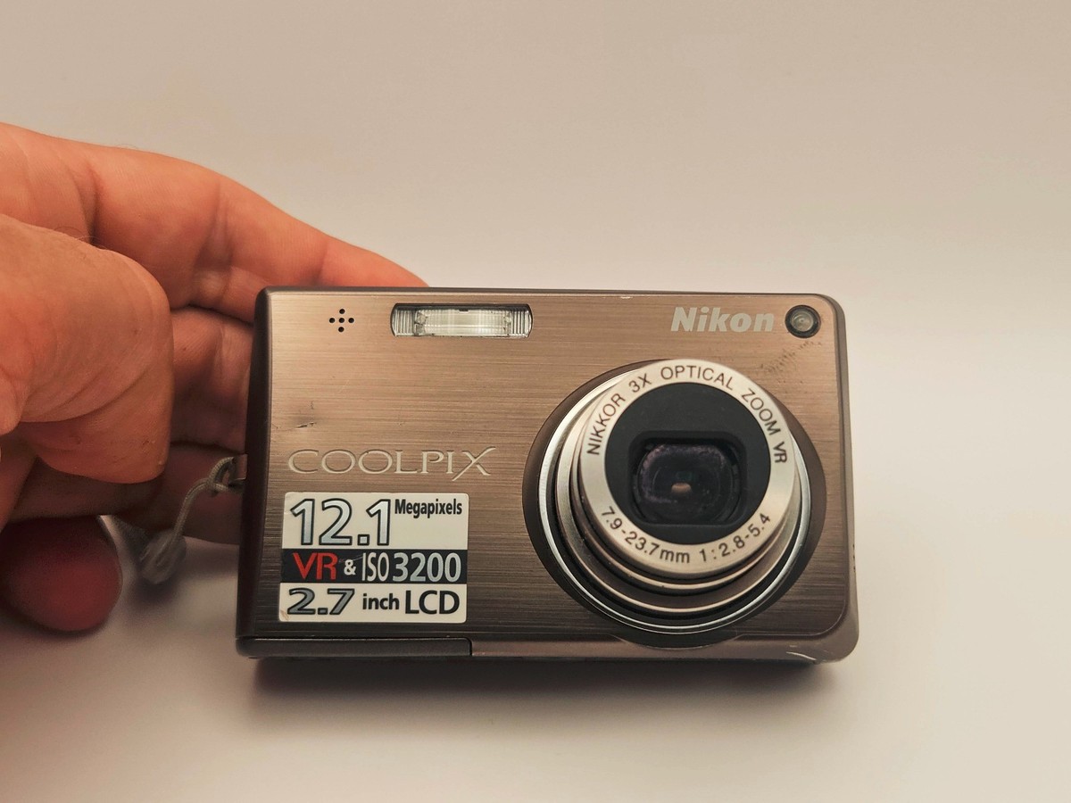 Nikon Coolpix Digital Camera S700 Silver 12.1MP 2.7