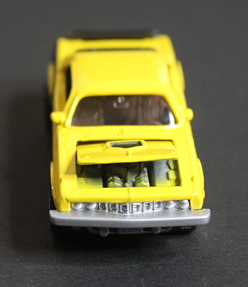 Coche modelo Johnny Lightning 1971 Hemi Cuda diecast escala 1:64 amarillo Foto 3 de 4