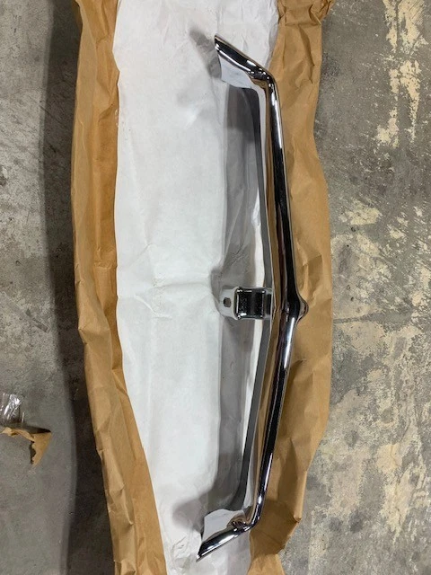 Chrysler New Yorker Wagon 1956 parachoques delantero sobre el centro del conductor Foto 2 de 4