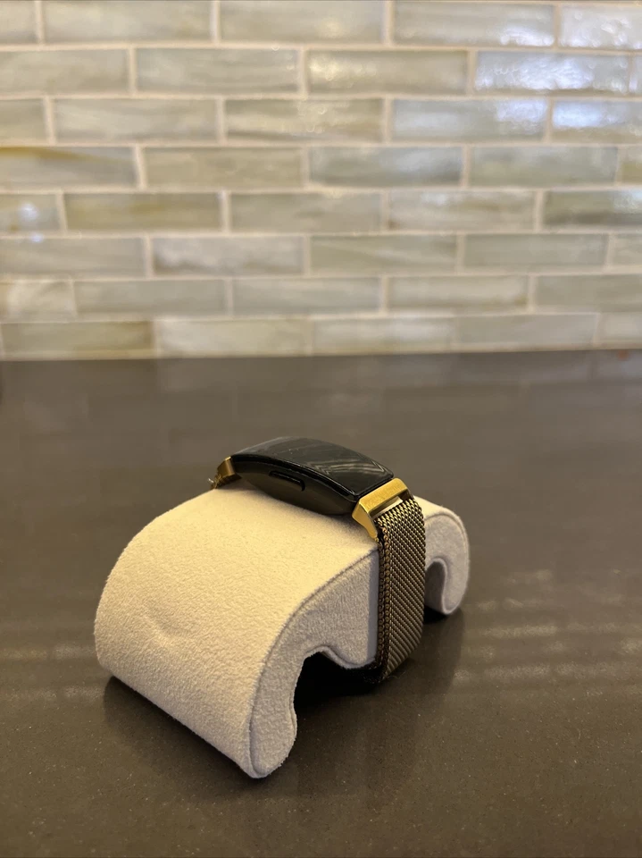 Rastreador de actividad Fitbit Inspire HR, pequeño - dorado Foto 4 de 4