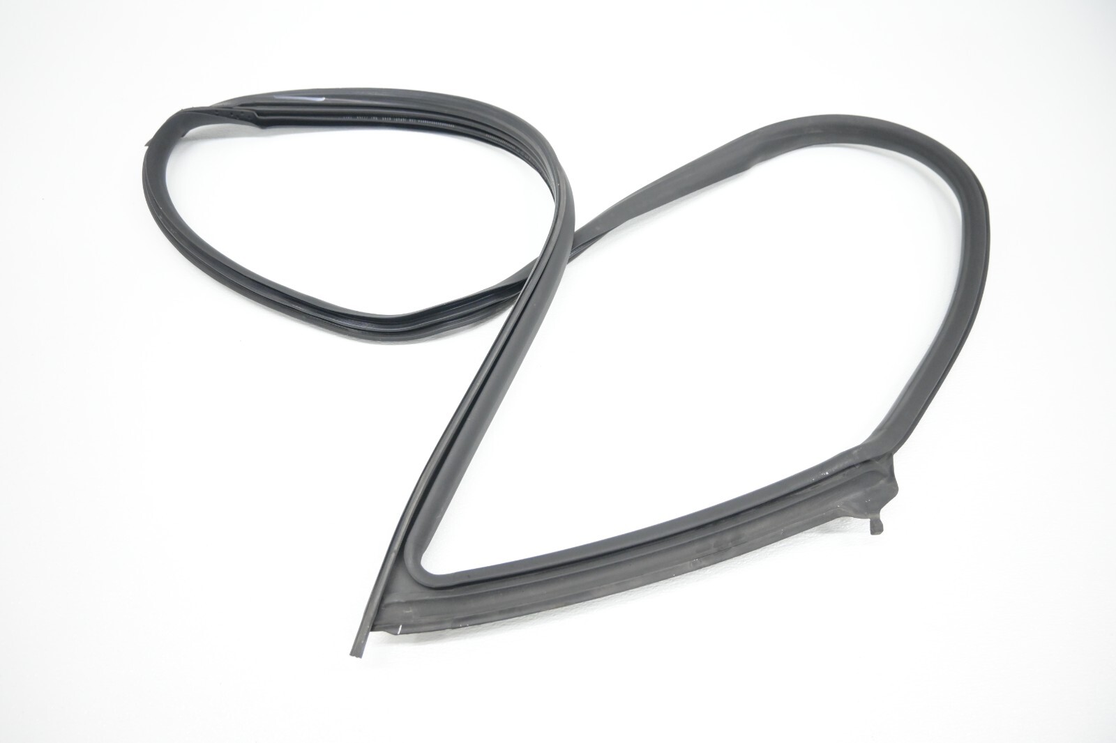 Maserati Ghibli 2014-2020 FRONT+RIGHT Weatherstrip P/N 1130057