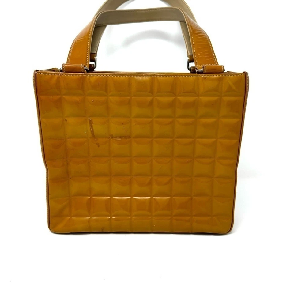 Bolso de Hombro Chanel Barra de Chocolate Marca de Coco Beige Charol Foto 3 de 4