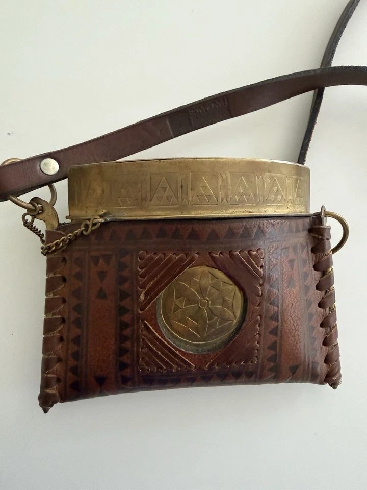 Cartera/bolso vintage de latón y cuero.  Carcasa dura, ligeramente usada Foto 3 de 4