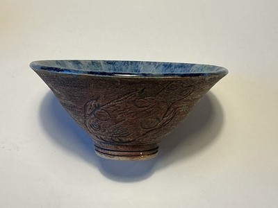 Schale eingeschnittener Fisch blau tropfenglasiert 16 cm Studiokeramik, signiert