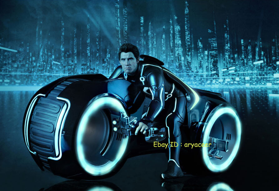 Hot Toys MMS142 TRON: Legacy Sam Flynn with Light Cycle Action