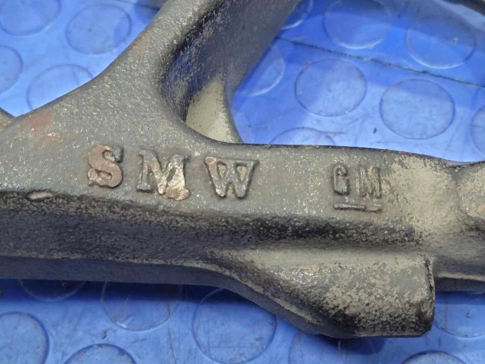 Brazo de control inferior delantero de hierro fundido GM Tahoe Yukon Avalanche lado derecho del pasajero Foto 4 de 4