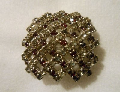 Broche Carrée Vintage Aux Strass Couleur Rubis - Style XXème Siècle - En Faux Diamant - Occasion
