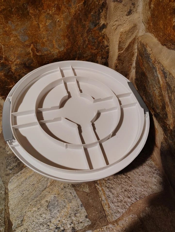 Recipiente e transportador de armazenamento para servidor de bolo Sterilite com tampa de bloqueio - Imagem 4 de 4