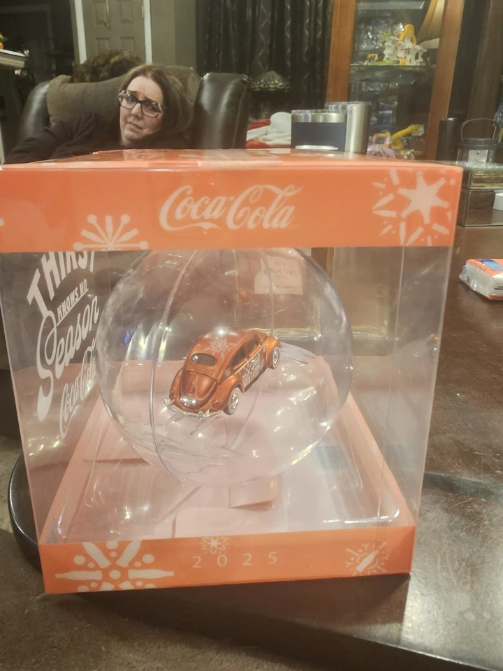 2025 M2 Machines Christmas Coca-Cola 1953 Volkswagen Beetle Chase - Image 4 of 4
