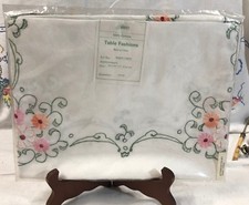 Embroidered Five Piece Setting of a 100 Cotton Table Cloth Fashion 34x34