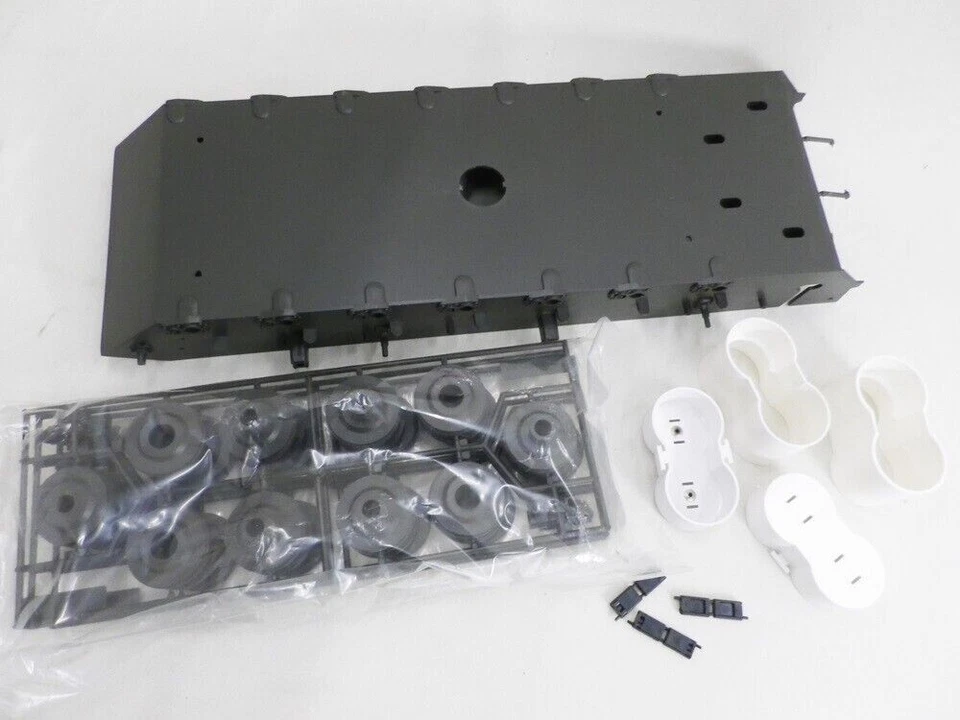 TAMIYA 1/16 RC Leopard A4 West Germany Tank Model Kit Giappone - Immagine 4 di 4