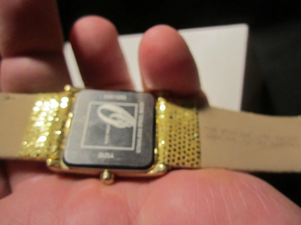 RELOJ NINE WEST TANK VINTAGE CORREA DORADA BRILLANTE SE ADAPTA A MUÑECA DE HASTA 8" - BBA33A Foto 4 de 4