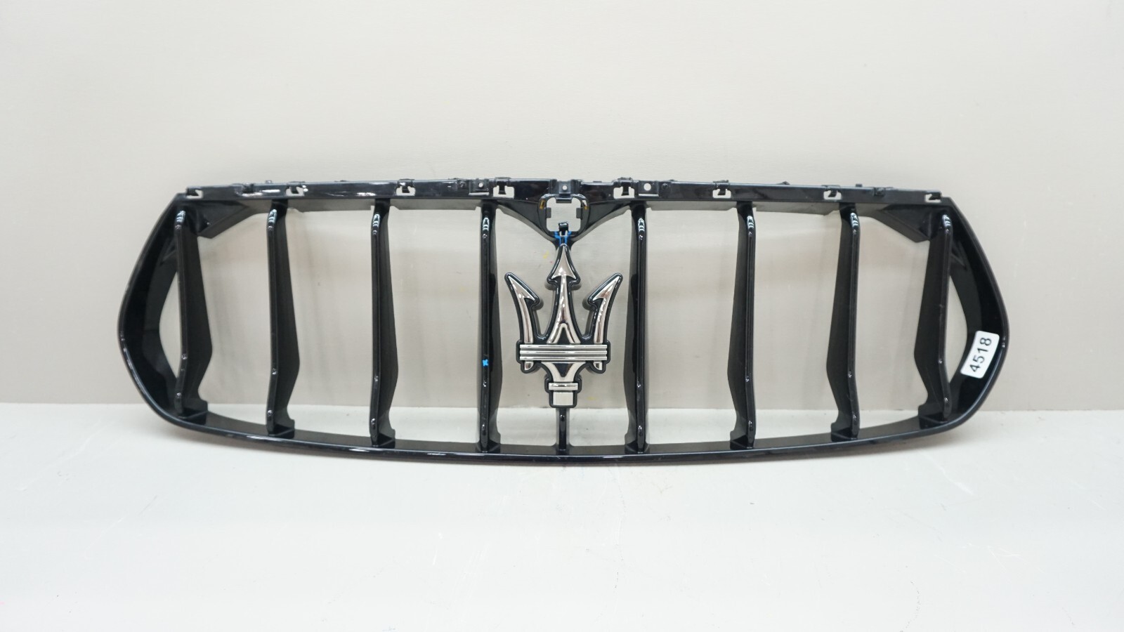 2017-2020 MASERATI LEVANTE FRONT CENTER RADIATOR GRILLE GRILL OEM 670041948