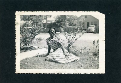 MID CENTURY WOMAN Vintage FOUND DISTRESSED bw PHOTO ON BACKING PAPER 410 LA 85 I