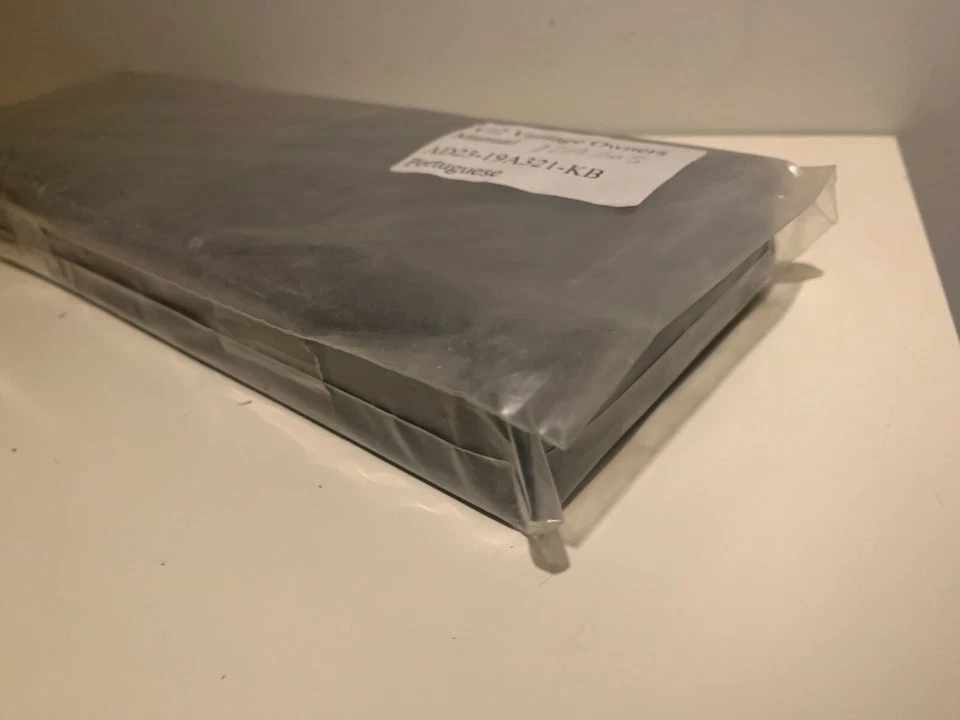 Aston Martin V12 Vantage Manual del Propietario Nuevo Auténtico Nuevo de Lote Antiguo AD-19A321-KB PT Foto 2 de 4