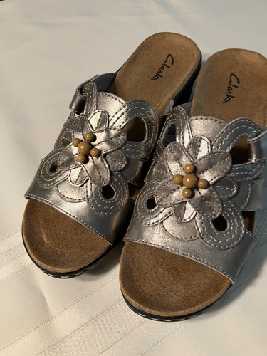 Clarks Womens Lexi Slip On Wedge Comfort Sandal Metallic Leather Flower