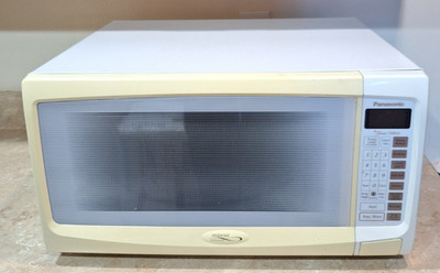Panasonic NN-S762WF 1.6 Cu. Ft 1300-Watt Microwave White Genius