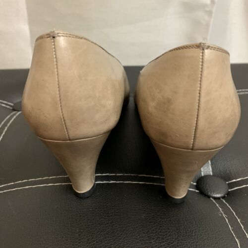 Salvatore Ferragamo Italy Tan Beige Nubuck Leather Suede Pumps Size 6 B - Picture 7 of 11