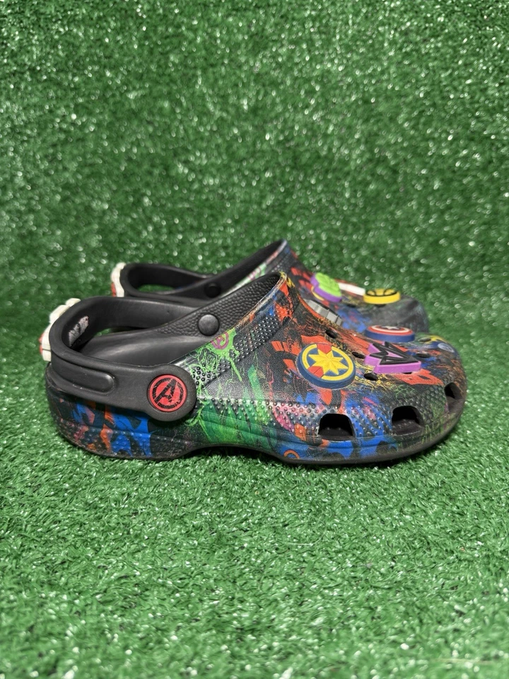 Zueco Crocs Clásico Marvel Avengers Negro Niños Talla 2 Superhéroe Zapatos sin Cordones Foto 2 de 4