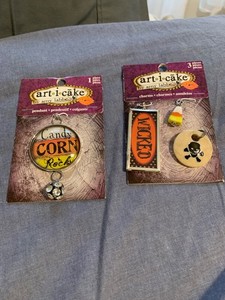 ART I CAKE HALLOWEEI CHARMS CANDY CORN/WICKED