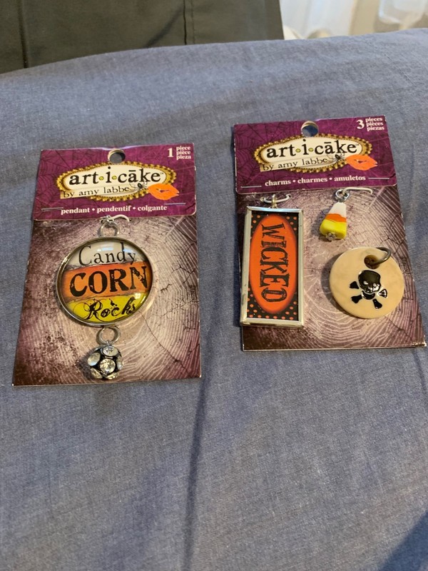 ART I CAKE HALLOWEEI CHARMS CANDY CORN/WICKED