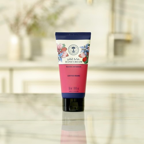 Crema de manos Neal's Yard Remedies Wild Rose | Rica, lujosa 50 ml (paquete de 1) - Imagen 2 de 4