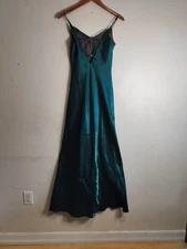 Aspeed Women's Formal Dress Size Small, Emerald Satin, Large 58".