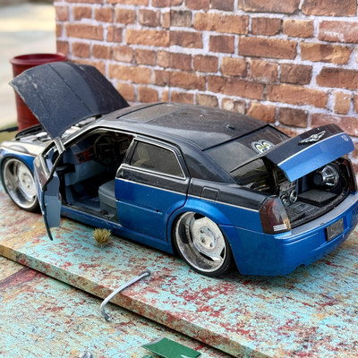 Jada Dub City Chrysler 300C Blue Black 1/18 Scale Diorama Model