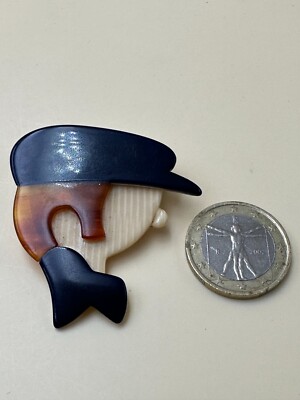 Broche Vintage LEA STEIN En Rhodoïd - Motif Gavroche Casquette Chauffeur, Manque Un Oeil, Occasion