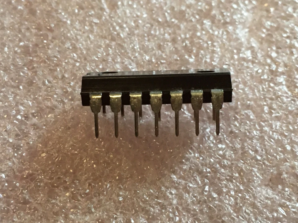 CD4012AE IC CMOS NAND GATE CERAMIC DIP 14 PIN RCA (LOT OF 2) - Image 2 of 4