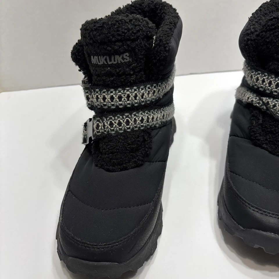 Bota Feminina Muk Luks Wren Tamanho 7 Preta Tornozelo Puxador Impermeável - Imagem 3 de 4