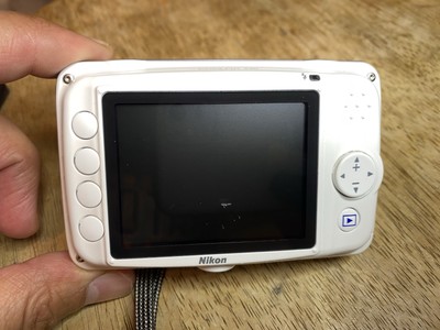 Nikon COOLPIX S30 10.1MP Digital Camera - White TESTED Working