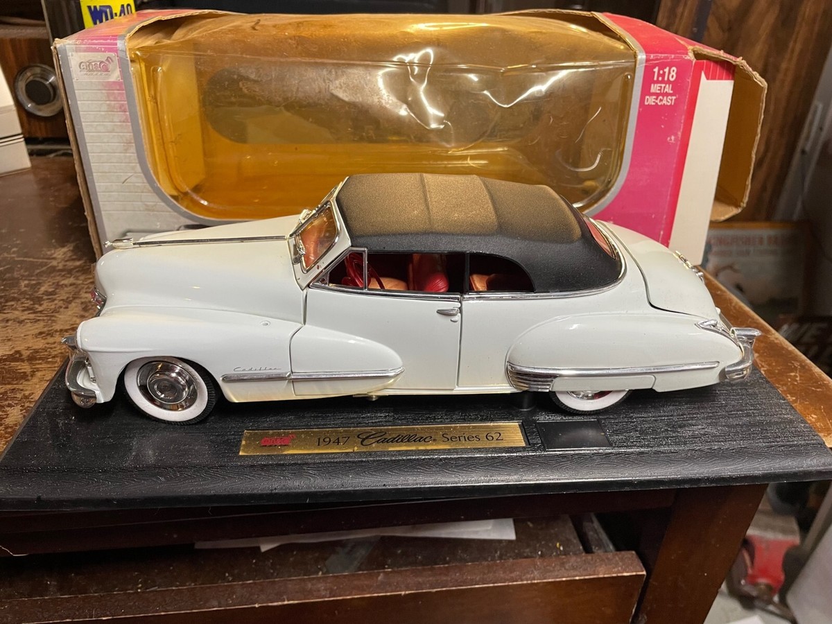 ミニカー　1947  CADILLAC 1:18-Scale 1947 Cadillac Series 62 Cabriolet Diecast Car