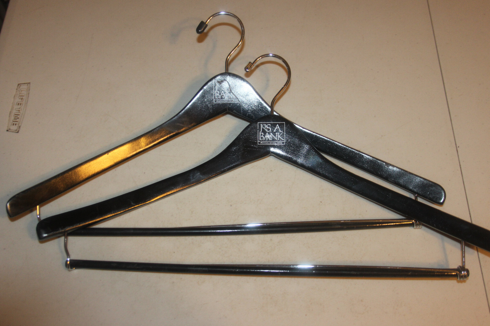 Lotto di 2 Jo. A. Panca tuta in legno nero appendere cappotti sportivi cappotto appendere pantaloni.