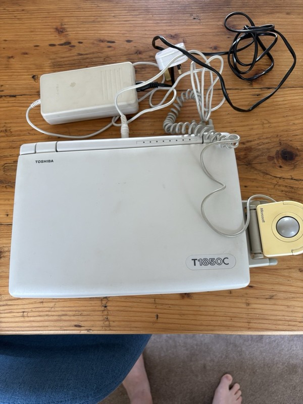 TOSHIBA T1850C Laptop Widows 95 with Original Power Supply & Microsoft mouse