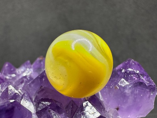 AWESOME Vintage Akro Agate LEMONADE Corkscrew Marble UV Reactive - Yellow - .62" - Picture 6 of 8